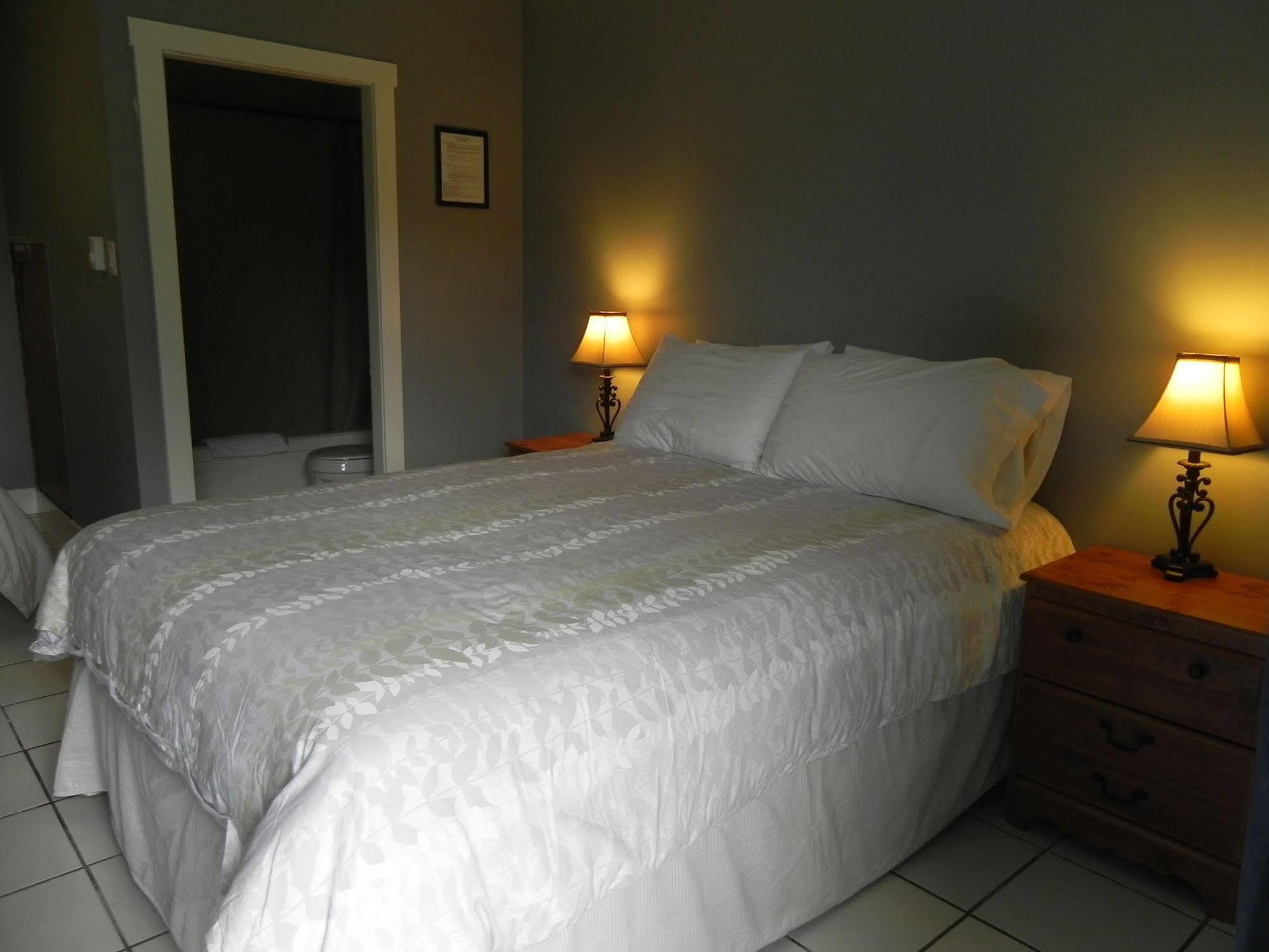 Naramata Courtyard Suites Exteriör bild